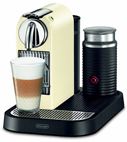 Kapselautomat von DeLonghi Nespresso System mit Aeroccino (Milchaufschumer)
