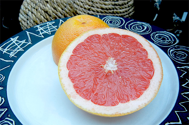 Eine aufgeschnittene Grapefruit lsst sich prima mit einem Teelffel essen ....