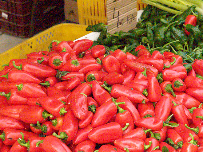 Paprika-Schoten auf dem Wochenmarkt
