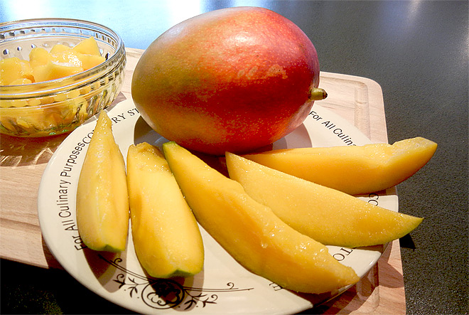 Mango in Spalten geschnitten