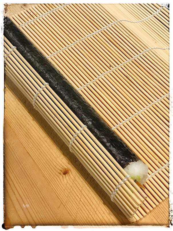 Bambus-Matte zum Rollen der  ​Lachs-Maki-Sushi-Rllchen