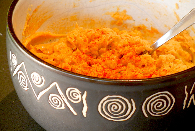 Humus (Kichererbsen-Pree) mit Paprika-Pulver bestreut