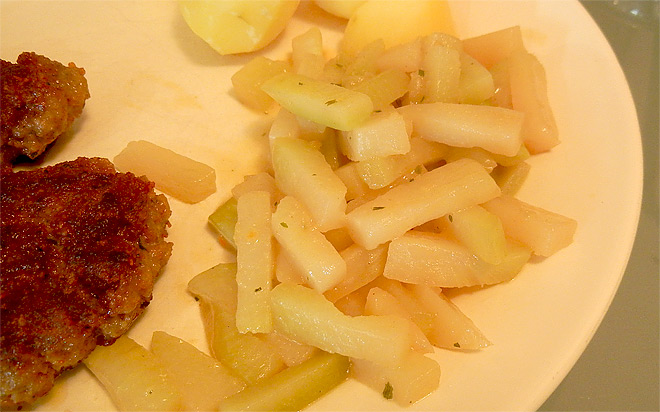 Kohlrabi-Gemse mit Schnitzeln und Kartoffeln