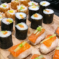 Sushi (Maki und Nigiri) mit Lachs, Avocado, Gurke, Mango und Sesam