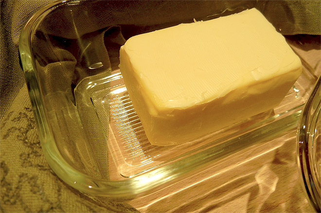 Butter in einer Glas-Butterdose ...