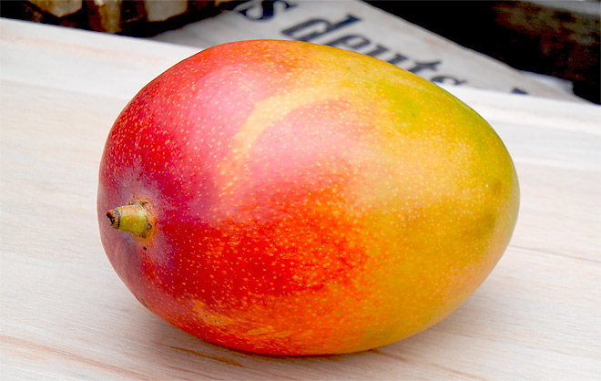 Reife Mango mit Schale
