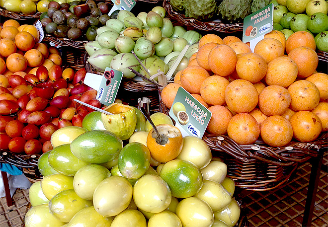 Verschiedene Maracuja-Sorten in einer Markthalle auf Madeira ...